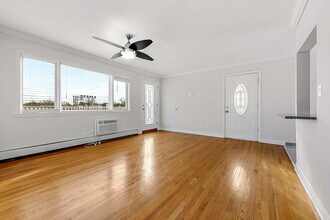 4386 Woodland Ave-Unit -2 in Western Springs, IL - Building Photo - Building Photo