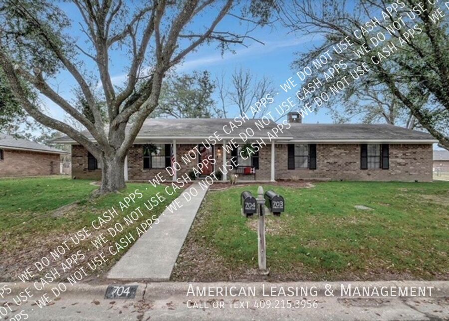 704 Willow Oak St in Nacogdoches, TX - Foto de edificio