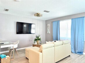 208 W Gardenia St-Unit -10 in South Padre Island, TX - Foto de edificio - Building Photo