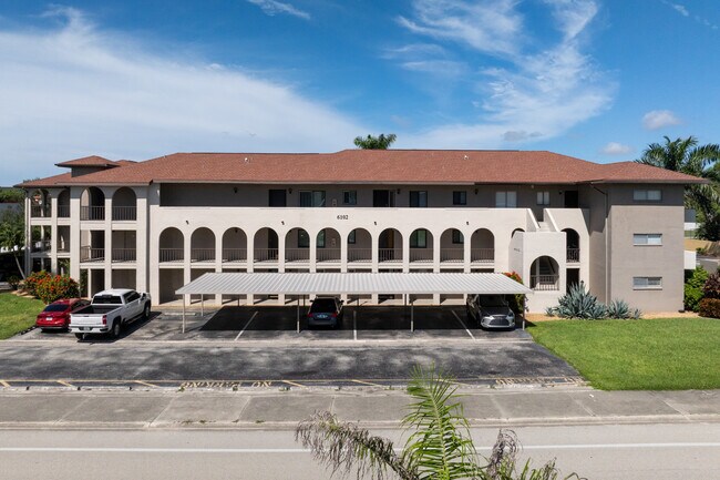 Whiskey Creek Condominiums in Ft. Myers, FL - Building Photo - Building Photo