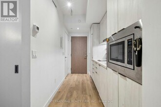 215 Queen St W in Toronto, ON - Building Photo - Building Photo