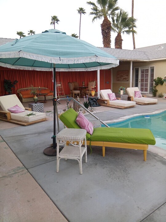 315 E Stevens Rd in Palm Springs, CA - Foto de edificio