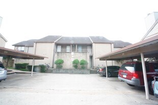 8531 Sands Point Dr in Houston, TX - Building Photo