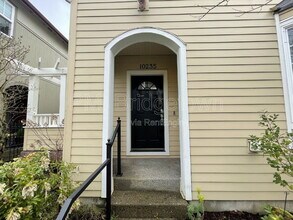 10235 NW Edgewood Dr in Portland, OR - Building Photo - Building Photo