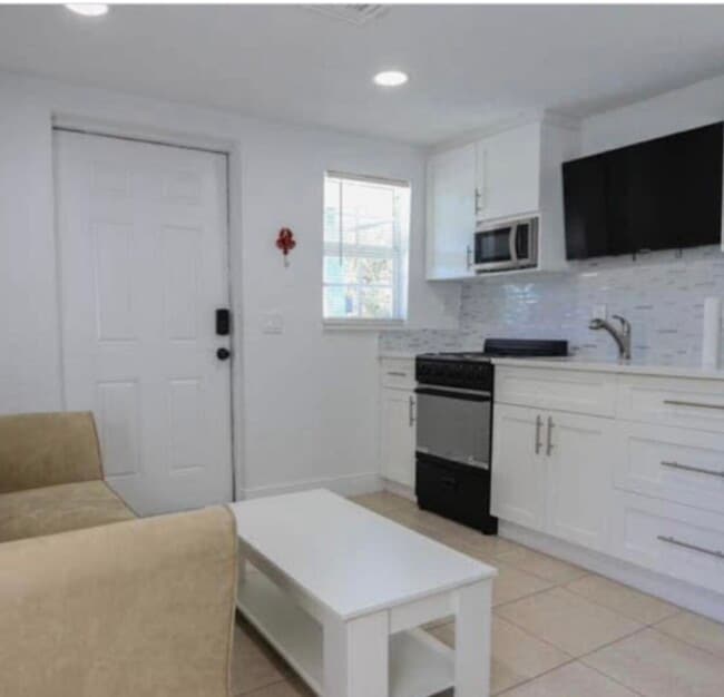 701 SE Bahama Ave in Stuart, FL - Building Photo - Building Photo