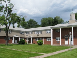 Deerfield Apartments in Windsor, CT - Foto de edificio