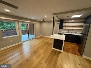 7553 Weather Worn Way in Columbia, MD - Foto de edificio - Building Photo