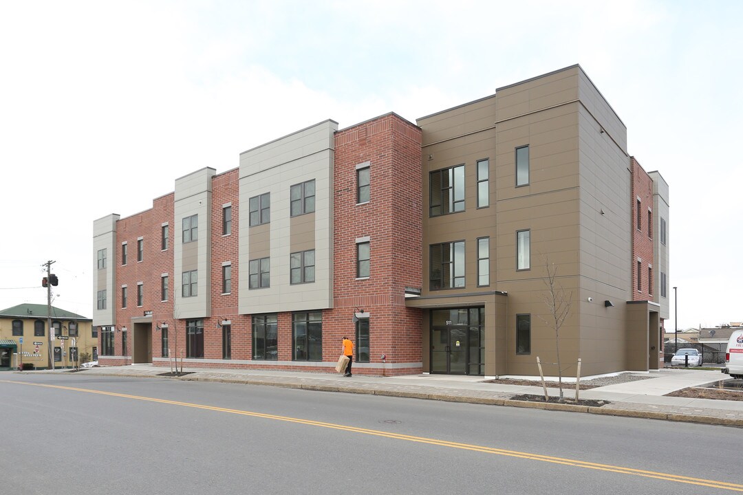 Salina Crossing in Syracuse, NY - Building Photo