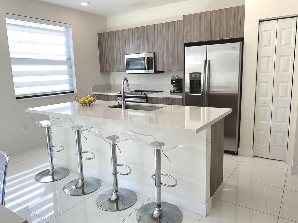 10431 NW 82nd St, Unit 1 in Doral, FL - Foto de edificio
