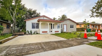 1066 NW 112th St in Miami, FL - Building Photo