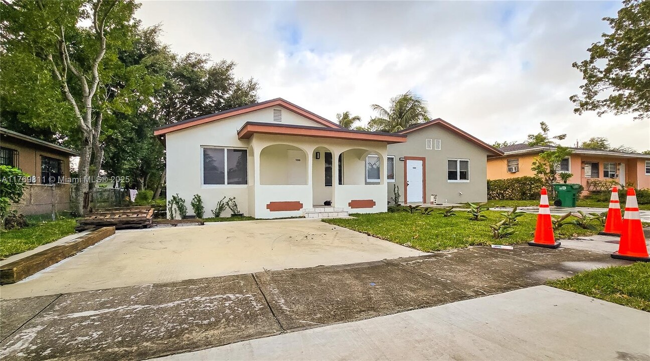 1066 NW 112th St in Miami, FL - Building Photo