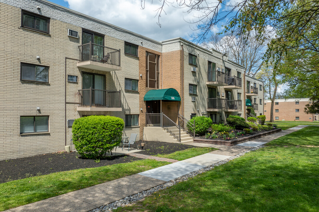 Meadowood Condominiums in Warminster, PA - Building Photo