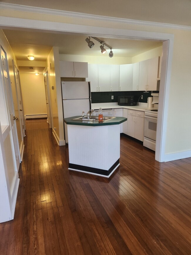 96 Portland Ave in Redding, CT - Building Photo - Building Photo