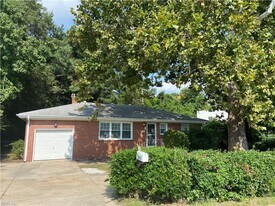 2950 N Lynnhaven Rd in Virginia Beach, VA - Building Photo