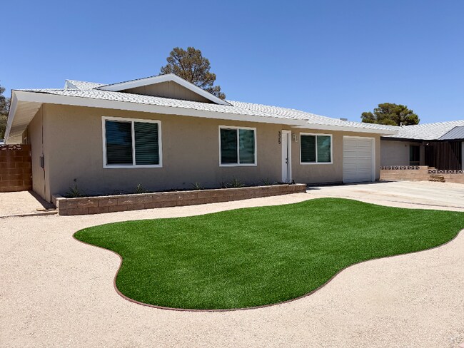 325 Dawn Ct in Ridgecrest, CA - Building Photo - Building Photo