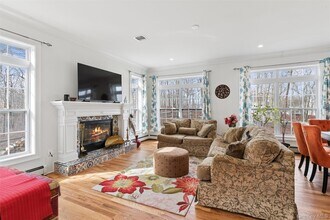 16 Gateway Ct in Hampton Bays, NY - Building Photo - Building Photo