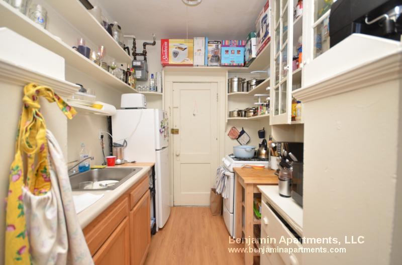 1162 Boylston St, Unit 6 in Boston College, MA - Building Photo