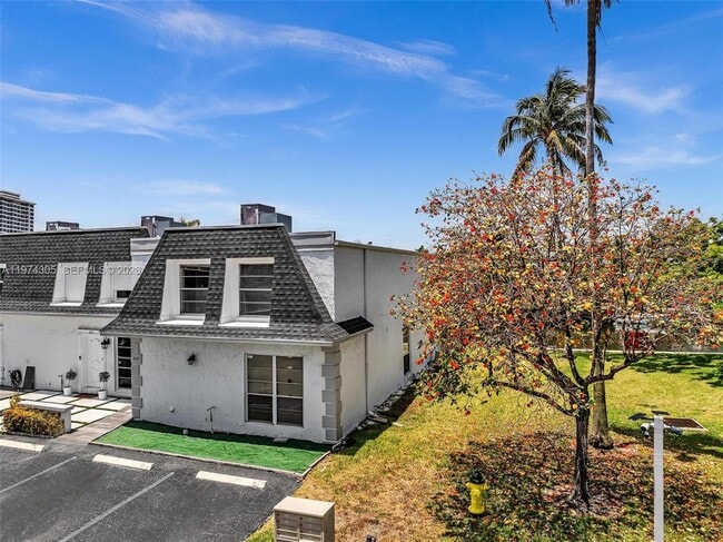 825 NE 26th Ave in Hallandale Beach, FL - Building Photo - Building Photo