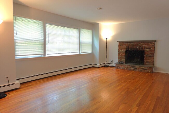 8 Beech Pl in Huntington, NY - Building Photo - Building Photo