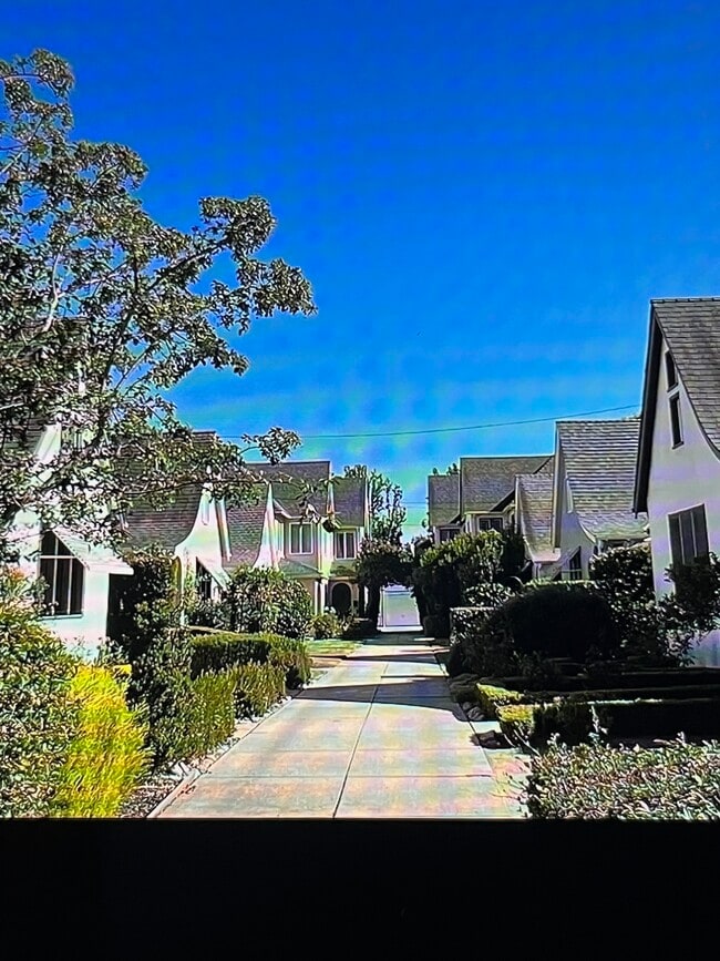2103 Huntington Dr, Unit a in South Pasadena, CA - Foto de edificio - Building Photo
