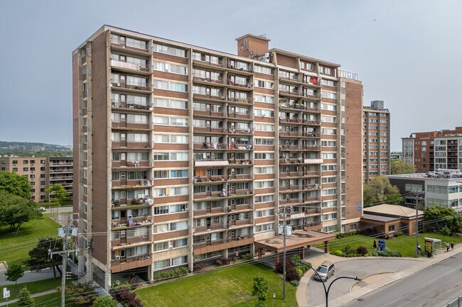 100A De La Côte-Vertu Boul in St. Laurent, QC - Building Photo - Building Photo