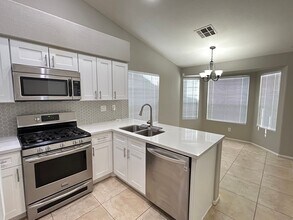 7621 Prairie Corners Dr in Las Vegas, NV - Building Photo - Building Photo