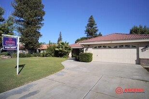7504 Feather River Dr in Bakersfield, CA - Building Photo