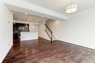 13643 Air and Space Museum Pky in Herndon, VA - Building Photo - Building Photo