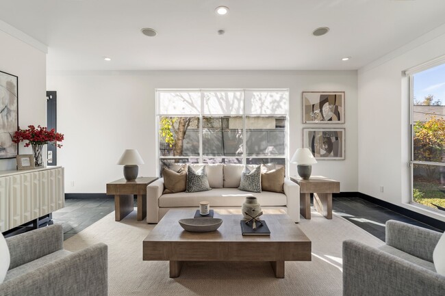 property at 162 Vieux Carre Dr