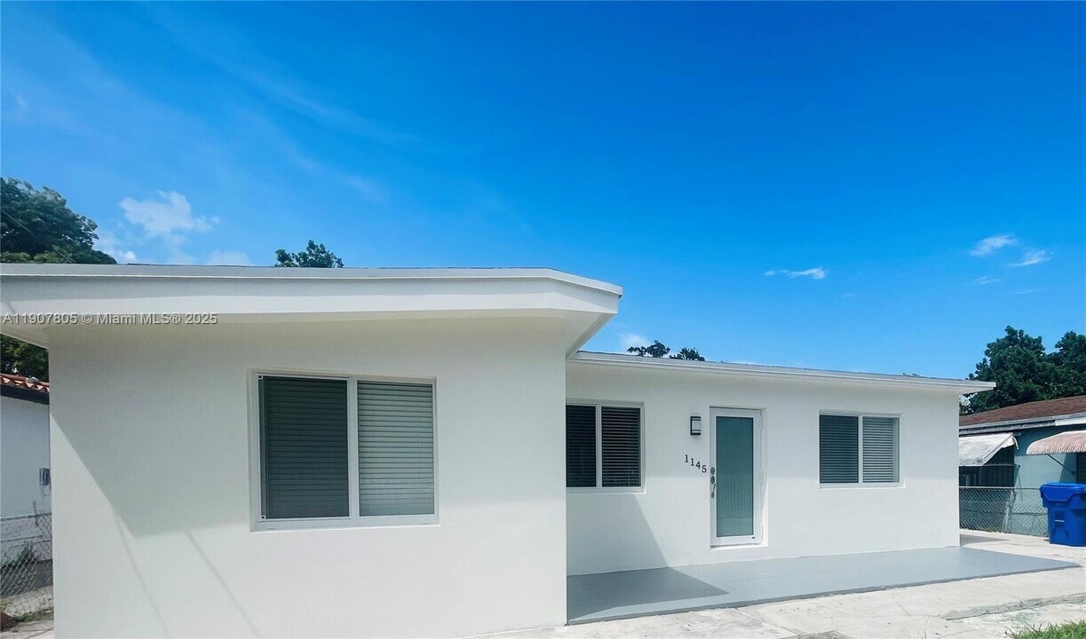 1145 NW 25th St in Miami, FL - Building Photo