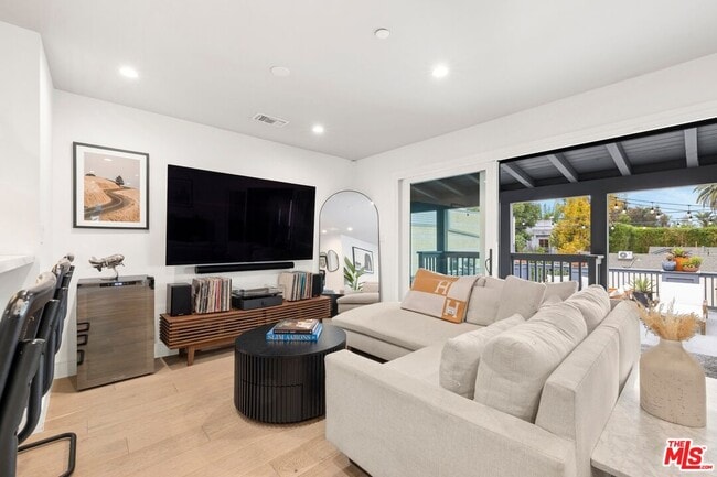 637 Santa Clara Ave in Los Angeles, CA - Building Photo - Building Photo