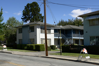 564 University Dr in Menlo Park, CA - Foto de edificio - Building Photo