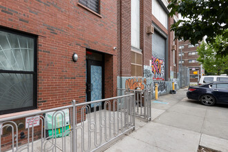 216 Boerum St in Brooklyn, NY - Building Photo - Building Photo