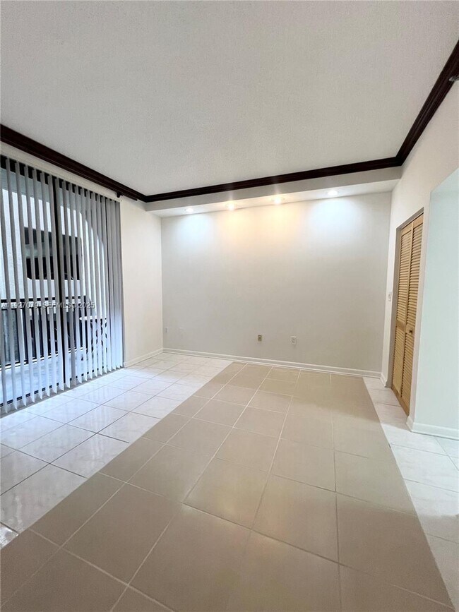 540 Brickell Key Dr, Unit 214 in Miami, FL - Foto de edificio - Building Photo