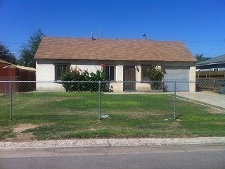 408 Hayslett Ave in Bakersfield, CA - Building Photo