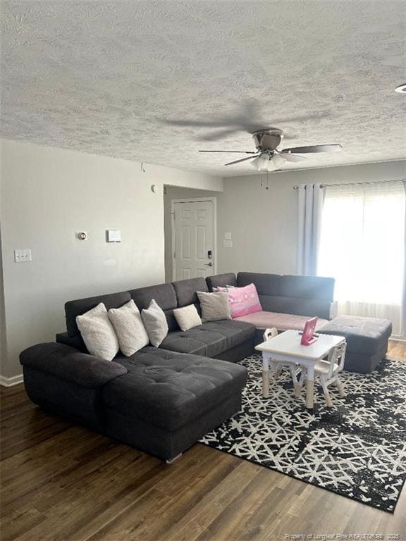 1041 Screech Owl Dr in Hope Mills, NC - Building Photo - Building Photo