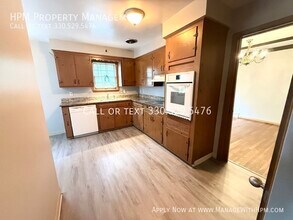 2463 Derbyshire Rd in Cleveland Heights, OH - Building Photo - Building Photo