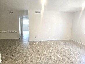 1958 Monroe St, Unit 210 in Hollywood, FL - Foto de edificio - Building Photo