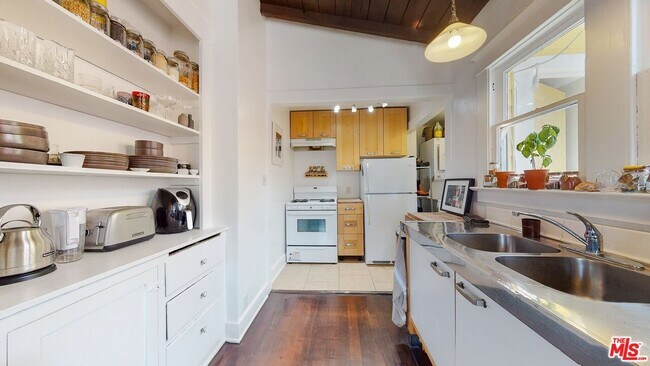 402 N Venice Blvd in Los Angeles, CA - Building Photo - Building Photo