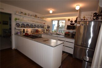 15 Trumbull St in Stonington, CT - Building Photo - Building Photo