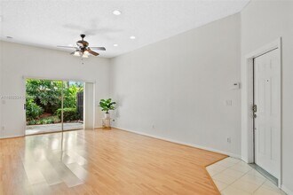 16011 Emerald Cove Rd in Weston, FL - Building Photo - Building Photo