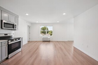 369 18th Ave in Newark, NJ - Foto de edificio - Building Photo