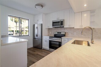 370 Racquet Club Rd in Weston, FL - Building Photo - Building Photo