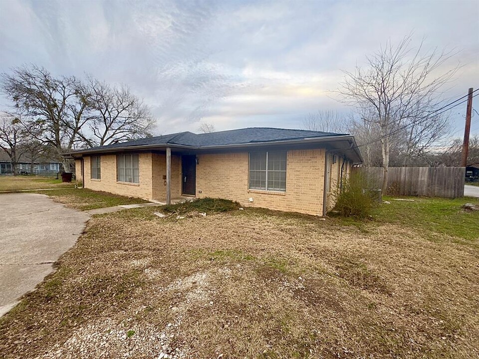 820 S Blanco St in Lockhart, TX - Building Photo