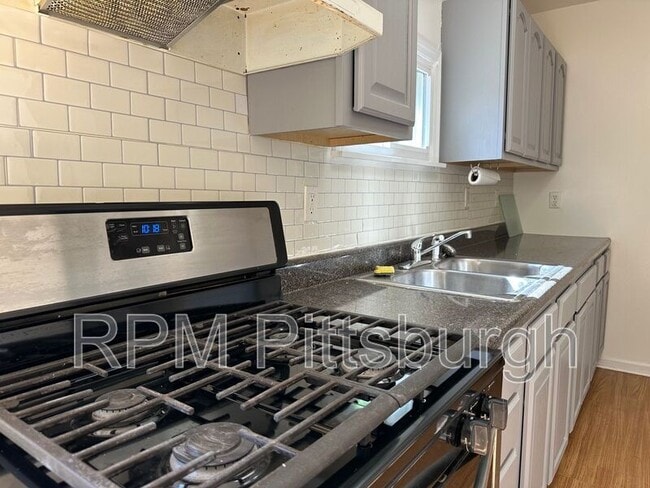 822 Collins St in Pittsburgh, PA - Building Photo - Building Photo