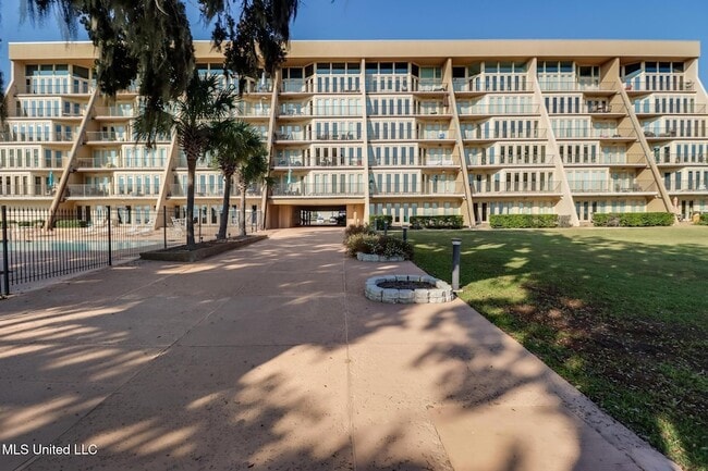 520 Beach Blvd, Unit 501 in Biloxi, MS - Foto de edificio - Building Photo
