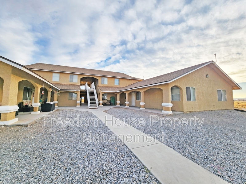 2321 E Calvada Blvd in Pahrump, NV - Foto de edificio