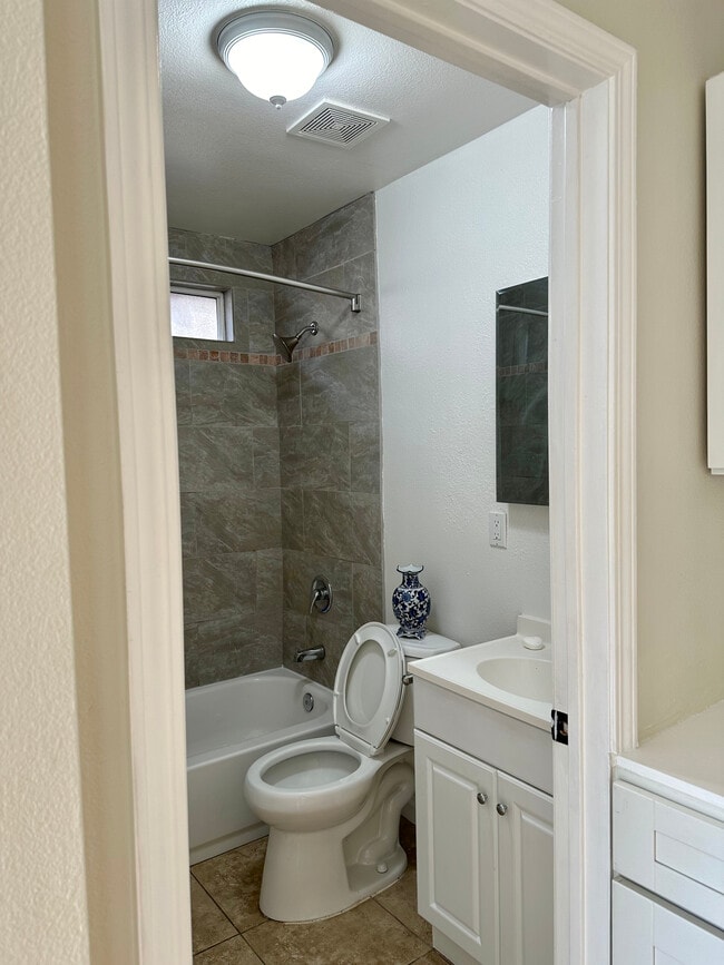3828 W 105th St, Unit Front Home in Inglewood, CA - Foto de edificio - Building Photo