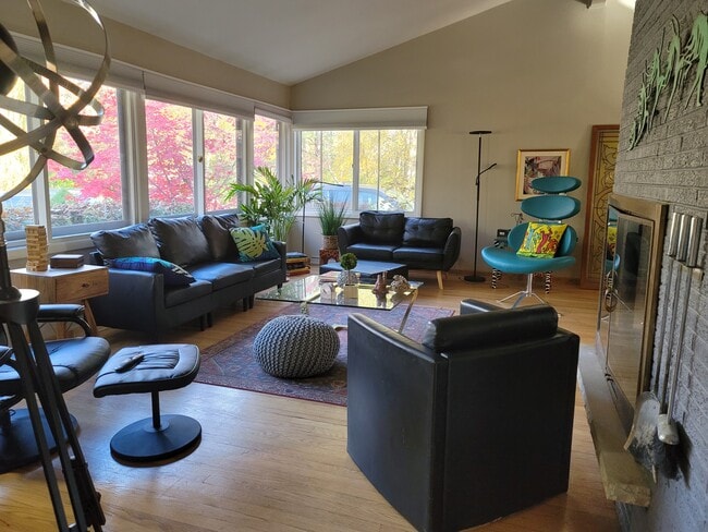 11810 N Schwemer Ln in Mequon, WI - Foto de edificio - Building Photo