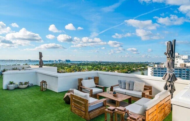 5255 Collins Ave, Unit PH B.. in Miami Beach, FL - Building Photo - Building Photo